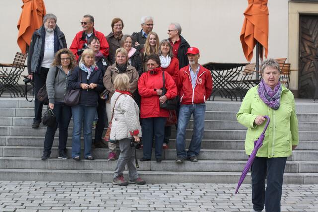 Bitte Aufstellung zum Abschlussfoto (nach dem Stadtrundgang, die anderen waren mit dem Bus unterwegs durch die Stadt) - Gertraud möchte auch Beweisfotos machen | Foto: Heidi Preiß