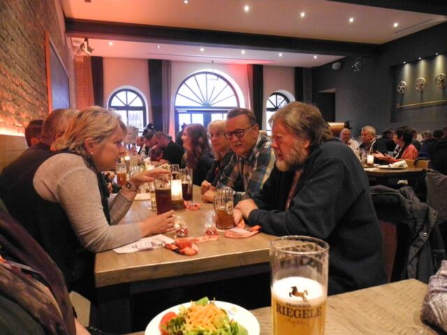 am Abend im dunklen Keller - nette Gespräche und Essen....