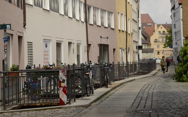 ganze Häuserzeilen sind mit Gittern gesichert - vor 'eindringendem'  Wasser?