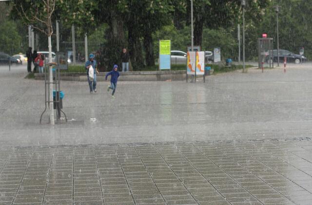 ach , nein ......es hat immer wieder kräftig geschauert - Schirme mussten gekauft werden | Foto: Heidi Preiß