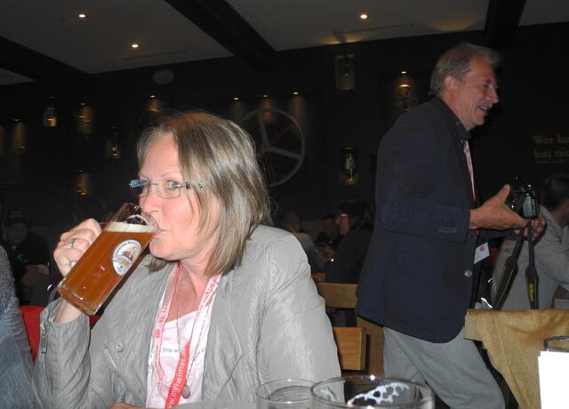 und Trinken - bayrisches Bier für eine Hessin - Prosit Claudia - 'es schmeckt lecker'  meinte sie........
