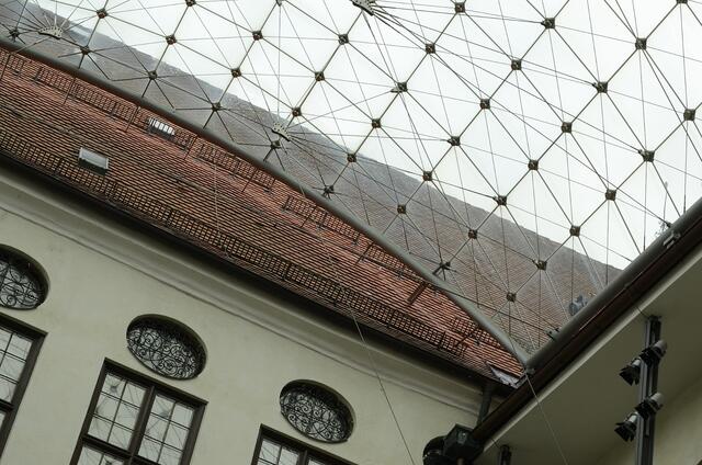 Die ganze Stadt hätte so überdacht sein können - ist auch als Schattenspender schön