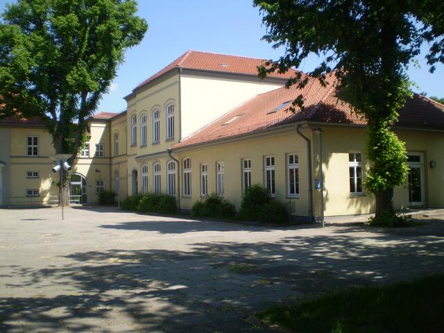 5. Juni 2016: Blick auf das Schulgebäude (vorn), in dem 1986 die ersten Batteriesammelkisten gebastelt wurden