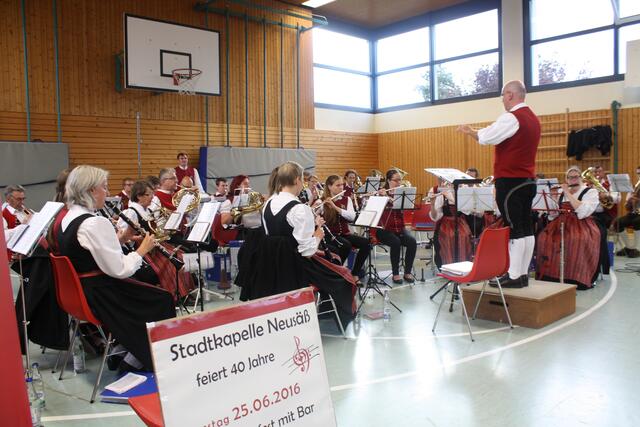 Eröffnungskonzert der Stadtkapelle Neusäß in der Schulturnhalle Steppach.