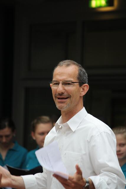 Martin Gedon, Leiter des Caritas-Seniorenzentrum Notburga, begrüßt die Gäste zum Konzert.