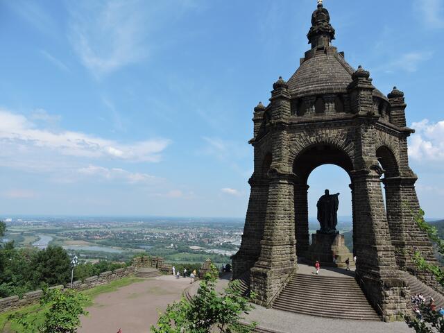 Kaiser-Wilhelm- Denkmal mit Blick auf die Weser