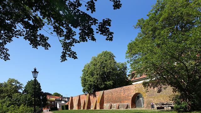 An der Stadtmauer am Rand der Altstadt. Foto: Helmut Kuzina