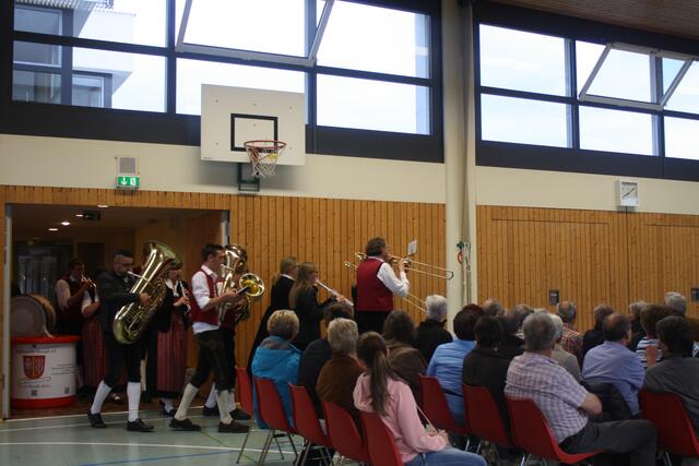 Umzug der Stadtkapelle vom Steppacher Dreieck zur Schulturnhalle aufgrund des schlechten Wetters.