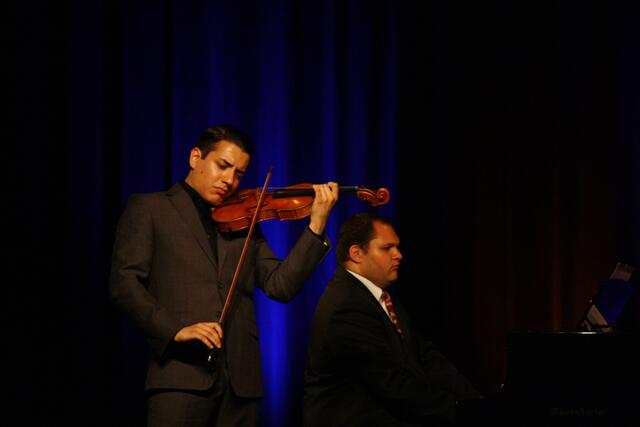 Sandro Roy und Jerome Weiss (von links) in der Stadthalle Neusäß.