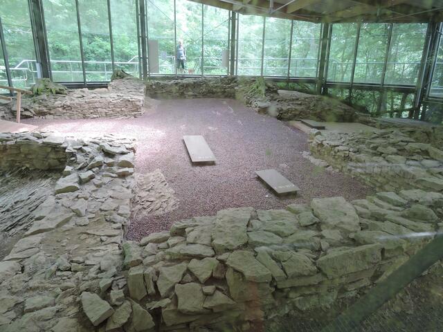 in einen Schutzpavillon- eine d. ältesten bekannten Familiengrabstätten