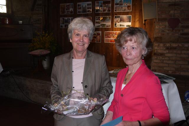 Christa Leonhardt und Else Pixberg (von links). | Foto: Michael Schiewek
