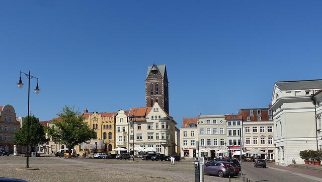 Traufen- und Giebelhäuser am Marktplatz, im Hintergrund der Marienkirchturm. Foto: Helmut Kuzina
