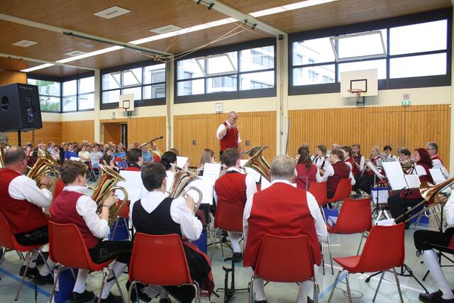 Eröffnungskonzert der Stadtkapelle Neusäß in der Schulturnhalle Steppach.