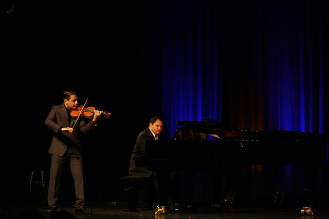 Sandro Roy und Jerome Weiss (von links) in der Stadthalle Neusäß.