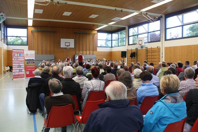 Eröffnungskonzert der Stadtkapelle Neusäß in der Schulturnhalle Steppach.
