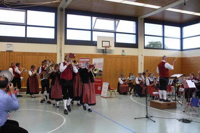 Eröffnungskonzert der Stadtkapelle Neusäß in der Schulturnhalle Steppach.
