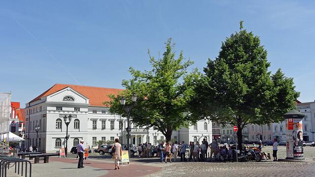 Bei der Führung durch die Welterbestadt wird die Station auf dem Marktplatz wegen der schattenspendenden Gerichtslinden besonders geschätzt. Foto: Helmut Kuzina
