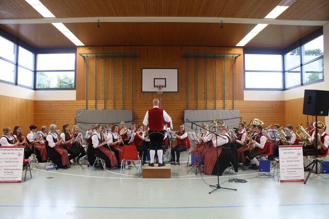 Eröffnungskonzert der Stadtkapelle Neusäß in der Schulturnhalle Steppach.