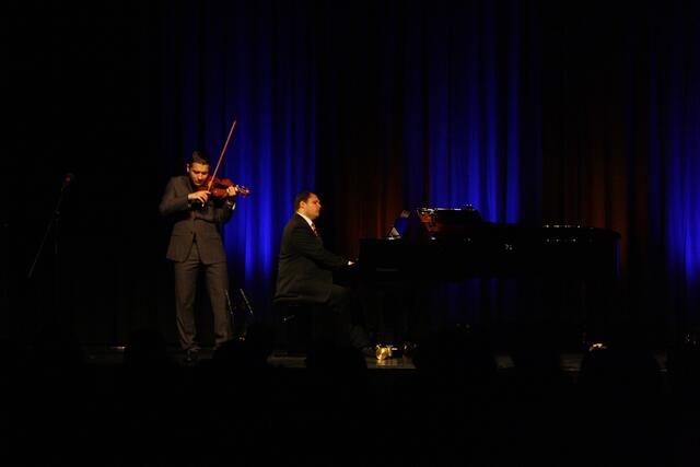 Sandro Roy und Jerome Weiss (von links) in der Stadthalle Neusäß.