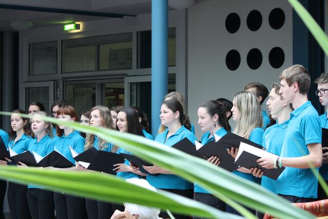 Chor des Bischöflichen Gymnasiums Königgrätz im Caritas-Seniorenzentrum Notburga.
