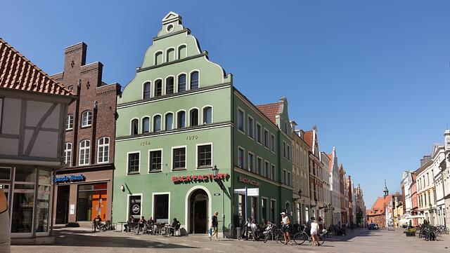 Giebelhaus an der Ecke Hegede/Lübsche Straße, Straßencafé vor historischer Kulisse. Foto: Helmut Kuzina