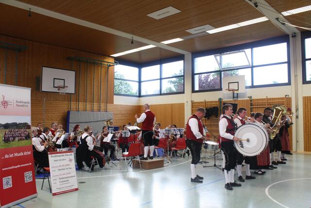 Eröffnungskonzert der Stadtkapelle Neusäß in der Schulturnhalle Steppach.