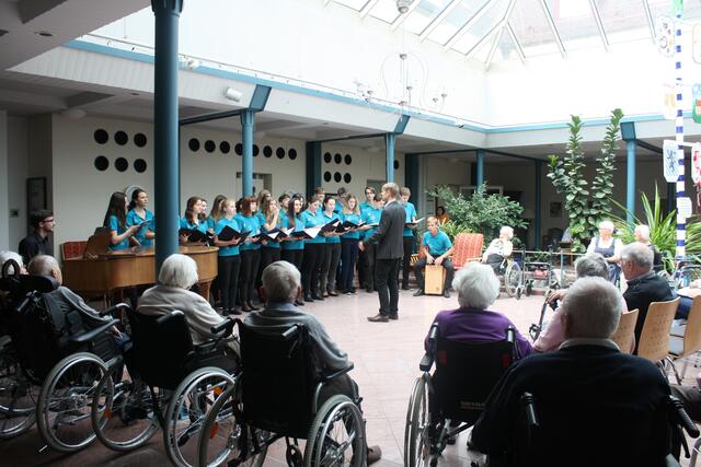 Chor des Bischöflichen Gymnasiums Königgrätz im Caritas-Seniorenzentrum Notburga.