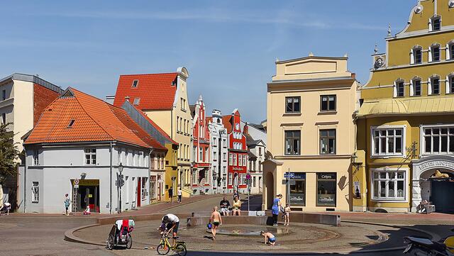 Auf dem Hopfenmarkt die moderne Brunnenanlage vor historischen Gebäuden. Foto: Helmut Kuzina