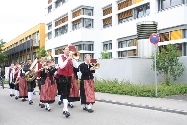 Umzug der Stadtkapelle vom Steppacher Dreieck zur Schulturnhalle aufgrund des schlechten Wetters.