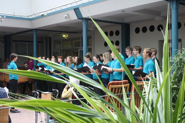 Chor des Bischöflichen Gymnasiums Königgrätz im Caritas-Seniorenzentrum Notburga.