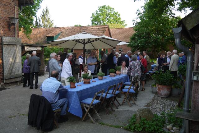 Zum Apéritif finden sich die Gäste draußen ein. | Foto: Michael Schiewek