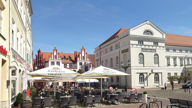 Straßencafé auf dem Marktplatz, im Hintergrund die Ratsapotheke und das Rathaus. Foto: Helmut Kuzina