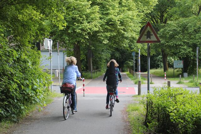 Rot markierte Zwei-Richtungsfurt für Radfahrer am Kleefelder Bad /  Bruno-Valentin-Weg