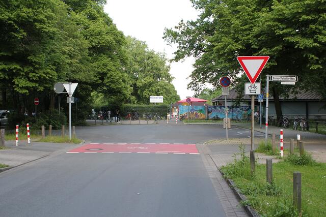 Rot eingefärbte Radfahrerfurt an der Kreuzung Bruno-Valentin-Weg / Haubergstraße als vorfahrtsberechtigten Radweg vor dem Wendehammer am Kleefelder Bad