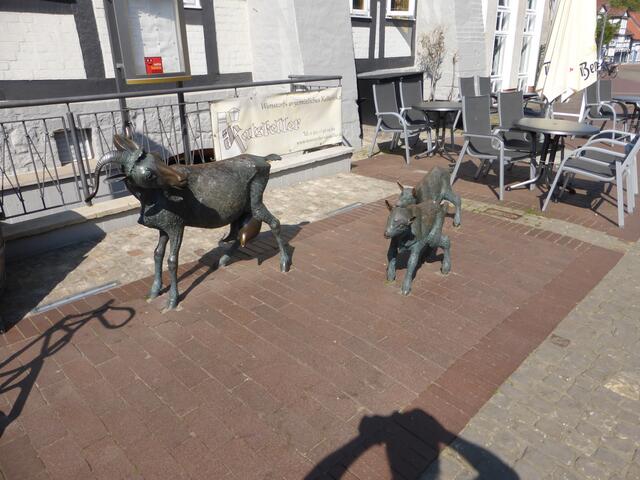 Ziegenfamilie neben dem Stadtbrunnen. Sie ist so echt, dass sie selbst unser Dackel identifizierte und verbellte.