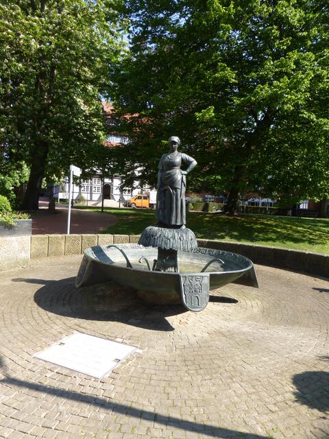 Der Schnitterinnen-Brunnen erinnert an die Patenstadt Arnswalde in der Neumark.