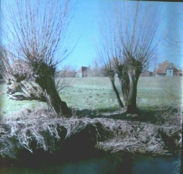 Blick nach Ricklingen mit der Edelhof-Kapelle (Mitte).