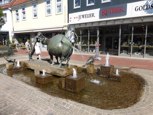 Der Kuhbrunnen. Bekam neulich eine Anfrage aus den USA: "Wunstorf  -  Is that the place with the pissing cow?"