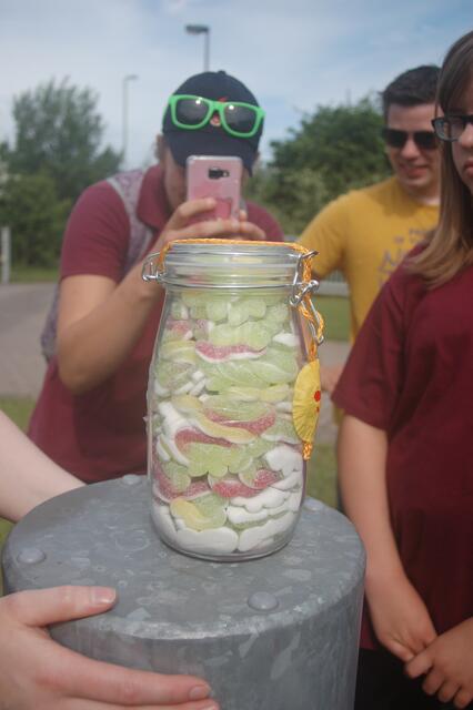 ...wieviele Süßigkeiten sind im Glas?