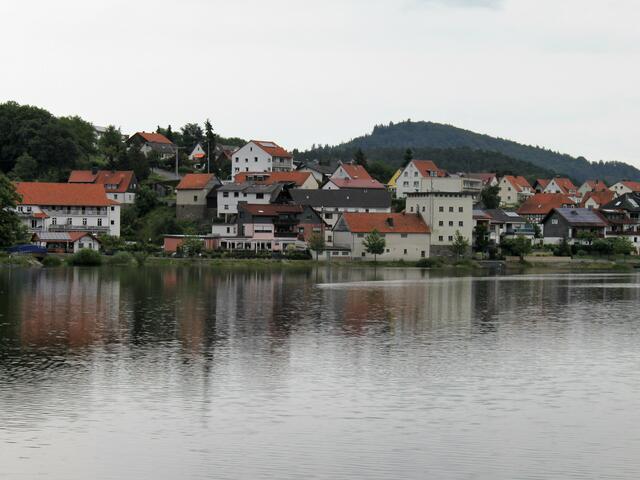 Blick auf das Café vom anderen Ufer aus