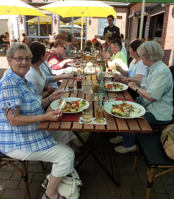 In diesem Biergarten gab es ein leckeres Mittagessen.