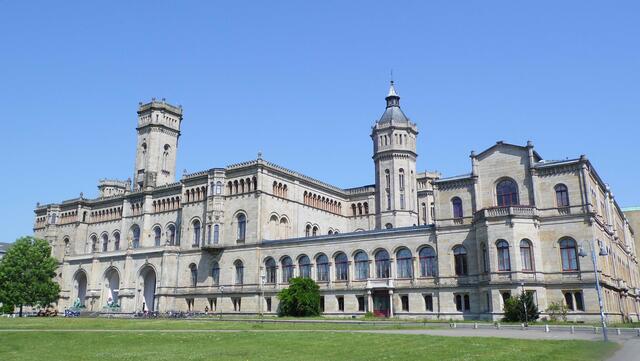 Dem Vorgängerbau Schloss Monbrillant folgte das Welfenschloss, das als Sommerresidenz gedacht war. Heute ist darin die Leibniz-Universität untergebracht.