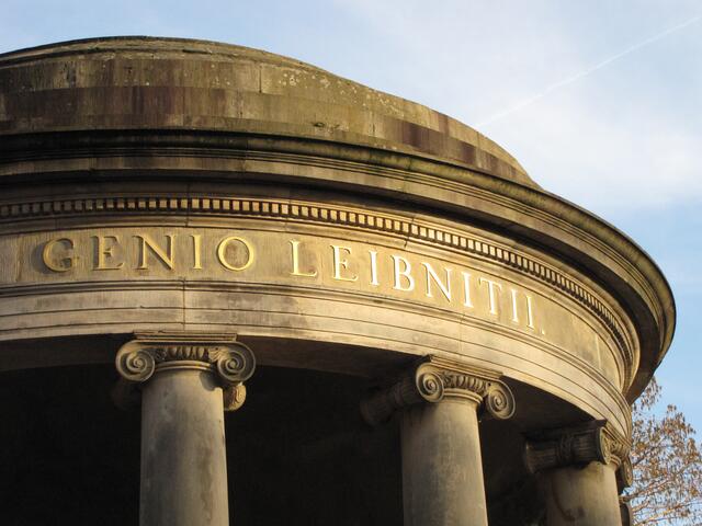 12 ionische Säulen tragen die Kuppel des Tempels, der das erste Denkmal für einen Nichtadligen in Deutschland war.