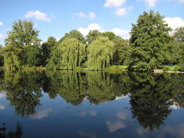 Sichtschneisen wurden in verschiedenste Richtungen freigelassen. Auf die nahe Stadt, die große Fontäne, die Leinemasch und die Gewässer.