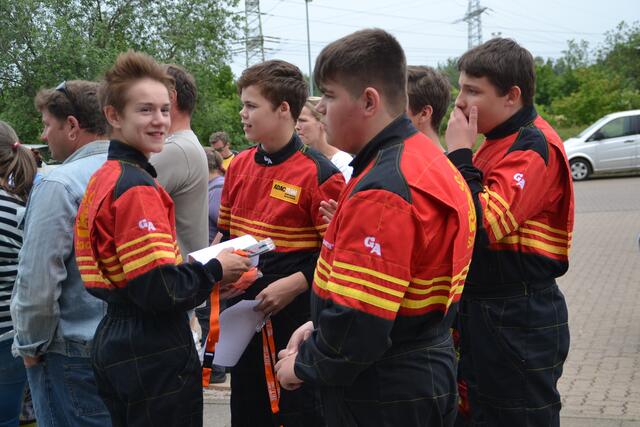 Viele rot-schwarze Overalls vom SMC bei den Siegerehrungen