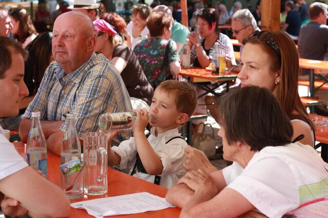 Gäste beim Gartenfest