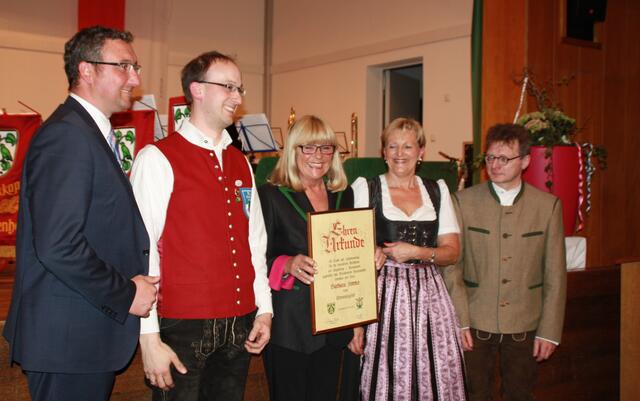Unser neues Ehrenmitglied, Barbara Lorenz, (Mitte) sowie(v.l.n.r.) Stefan Buck, 2. Bürgermeister, Martin Ehinger, Angela Ehinger und Dr. Erwin Lutz
