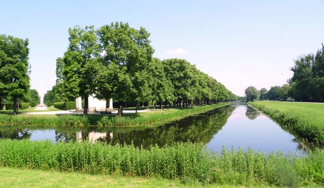 Begrenzt wird er im Nordwesten durch die Graft des Großen Gartens. Der Kontrast ist eindrucksvoll. Auf der einen Seite der französische Barockgarten, auf der anderen der englische Landschaftsgarten.