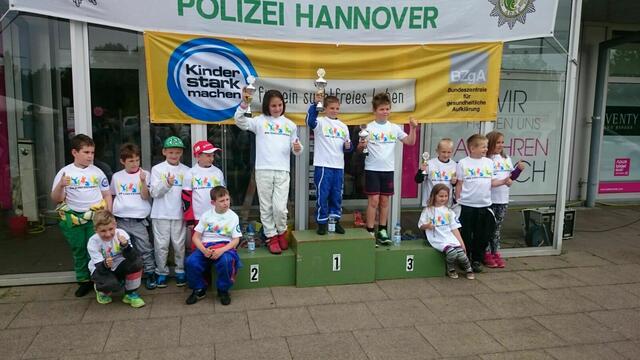 Schon mit den geschenkten T-Shirts macht die K1 Siegerehrung