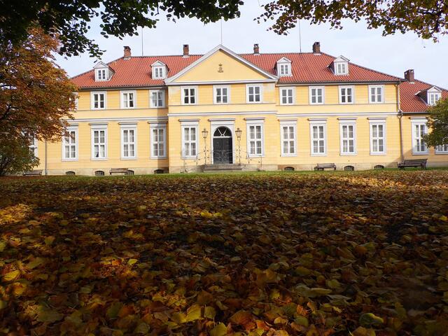 Heute ist im ehemaligen Wallmodenschlösschen das Wilhelm-Busch-Museum untergebracht.